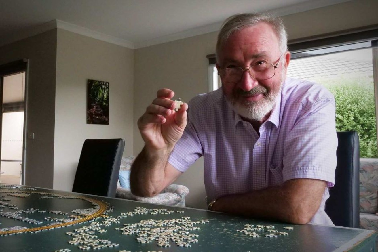John Philpot enjoys the increasing challenge of completing large jigsaw puzzles. (ABC South West Victoria: Sian Johnson)