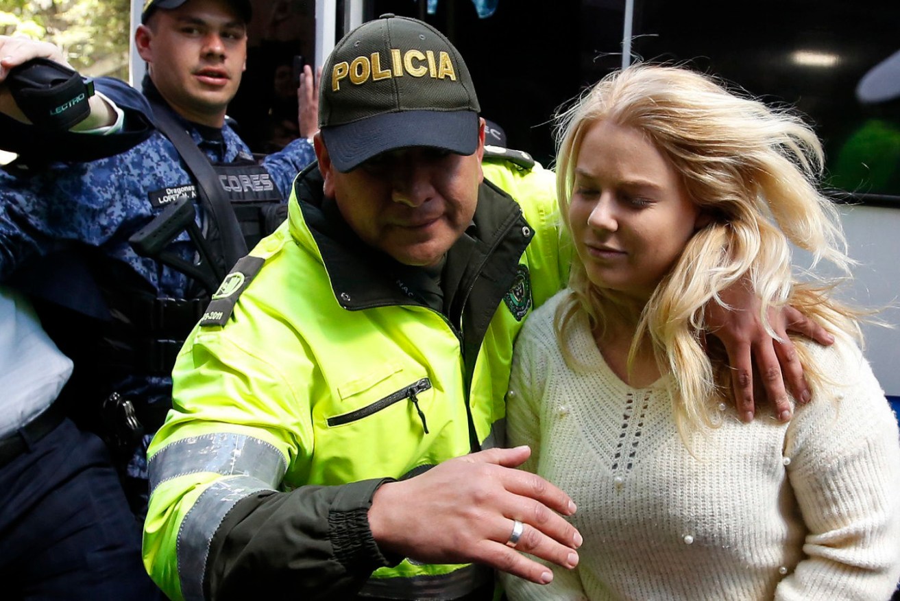 A police officer escorts Australian Cassandra Sainsbury to a court hearing in Bogota, Colombia, in August 2017.  (Photo: AP Photo/Fernando Vergara)