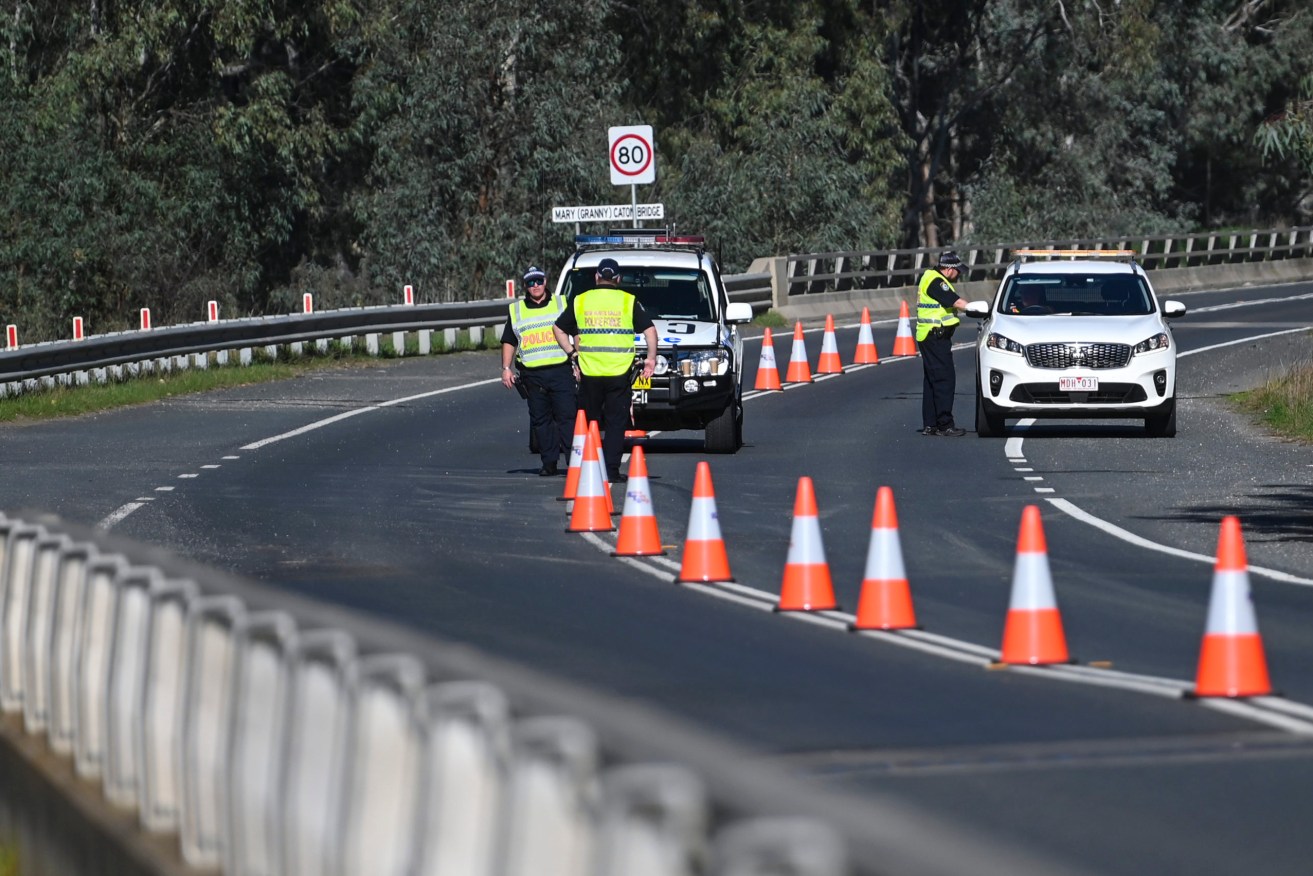 Victoria is setting up a testing facility on the SA border. (AAP Image/Lukas Coch) 