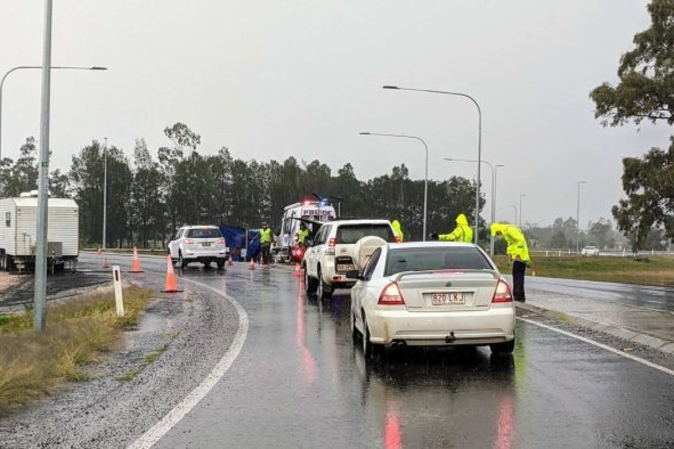 Police stop motorists at the Queensland/NSW border. (Photo: ABC)