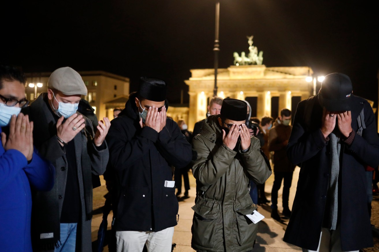 People mourn as they attend a commemoration for the victims killed during an in a church attack in the France city Nice in front of the Brandenburg Gate near the French embassy in Berlin. (Photo: Markus Schreiber)