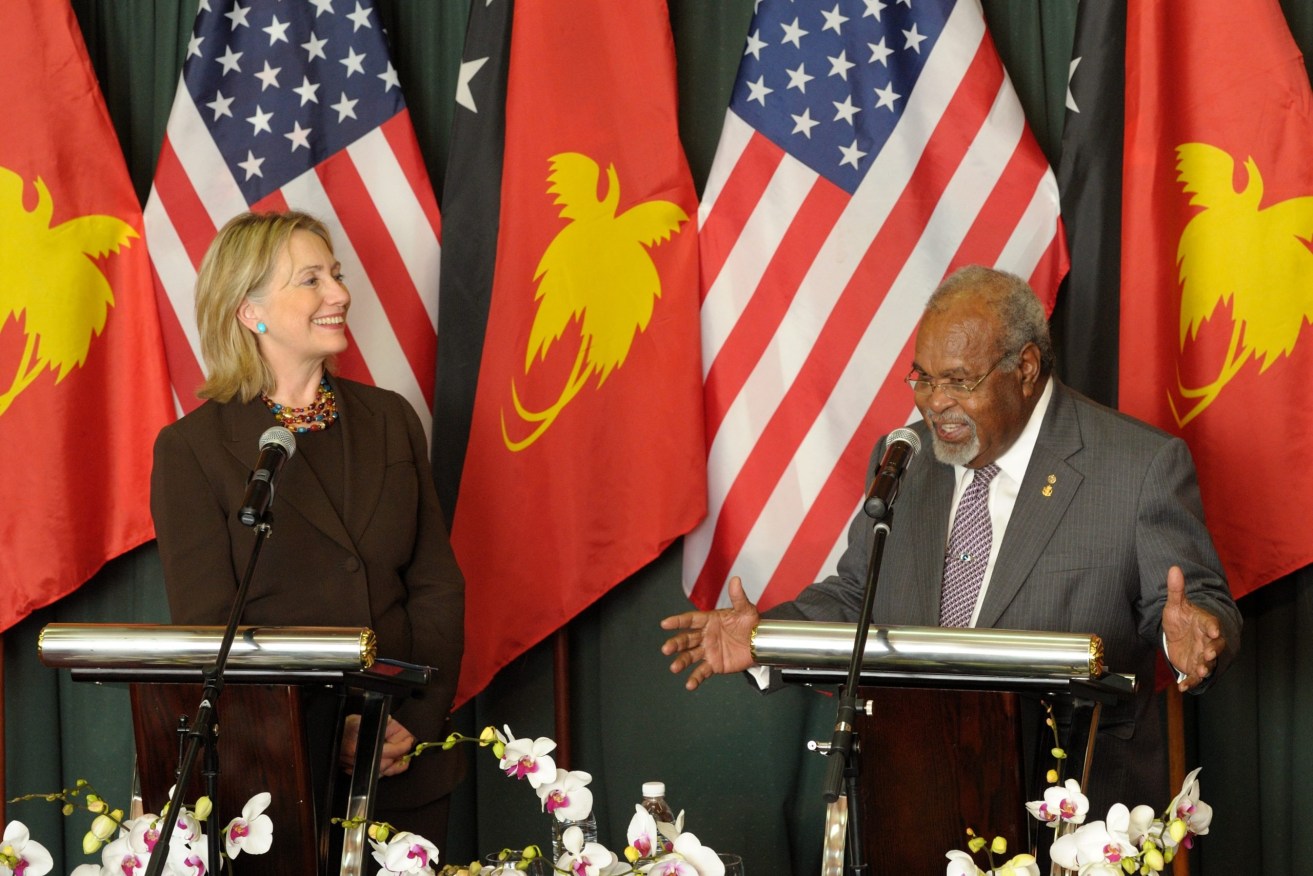 In 2010, Sir Michael Somare played host to visiting US Secretary of State Hillary Clinton. (AAP Image/Rocky Roe) 