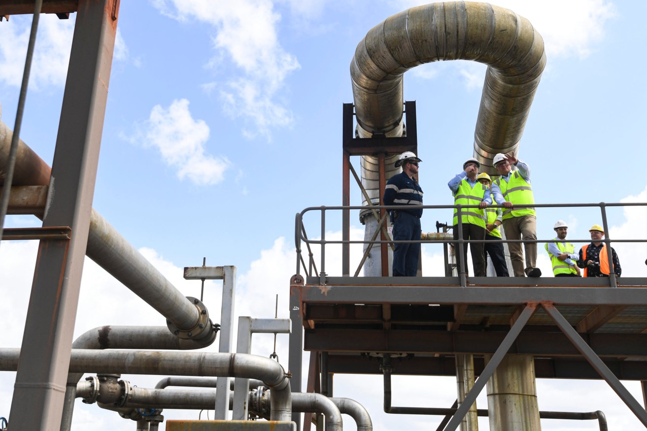 Prime Minister Scott Morrison and local workers looking out over Gladstone during a recent visit to the Northern Oil Refinery. (AAP Image/Lukas Coch) 
