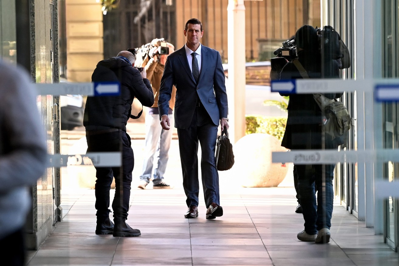 Ben Roberts Smith (centre) arrives at the Federal Court in Sydney. (AAP Image/Bianca De Marchi) 