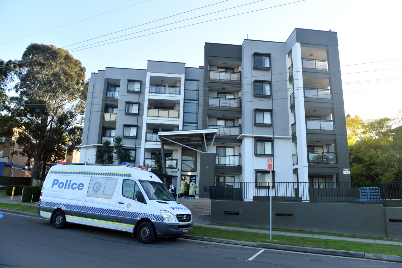  NSW police are guarding an apartment block in Devitt Street, Blacktown whose residents have been placed in isolation overnight. .(AAP Image/Mick Tsikas) 