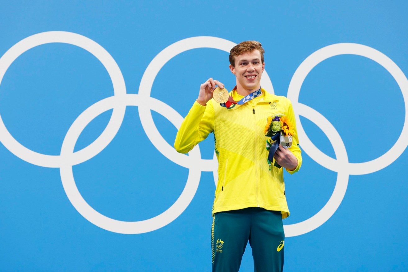 Australian swimmer Izaac Stubblety-Cook poses with his gold medal in the men's 200-metre breaststroke. (Kyodo via AP Images) ==Kyodo