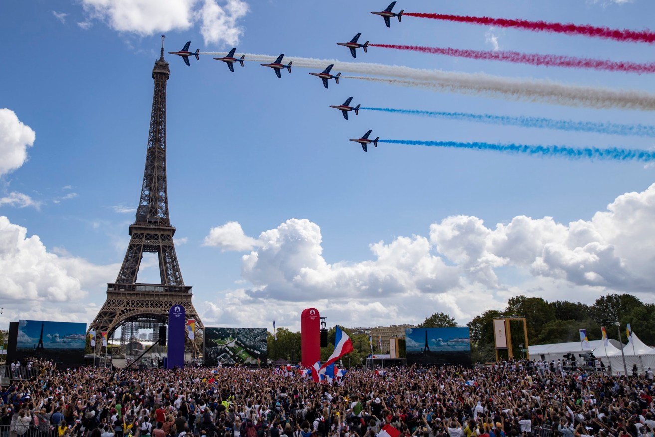 Alphajets from the French 'Patrouille de France' fly over the Eiffel Tower during a broadcast of the Olympic handover ceremony between the Tokyo Olympic Games and the future Paris 2024 Olympic Games EPA/IAN LANGSDON