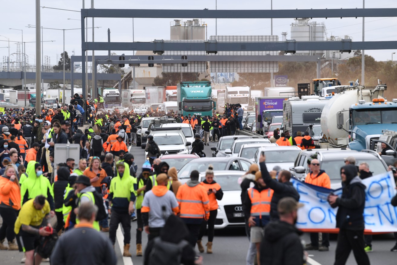 CMFEU construction workers and far right activists protesting on the West Gate Freeway in Melbourne. (AAP Image/James Ross) 