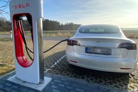Tax break with your Tesla: Report says commuters should get incentives to buy EVs