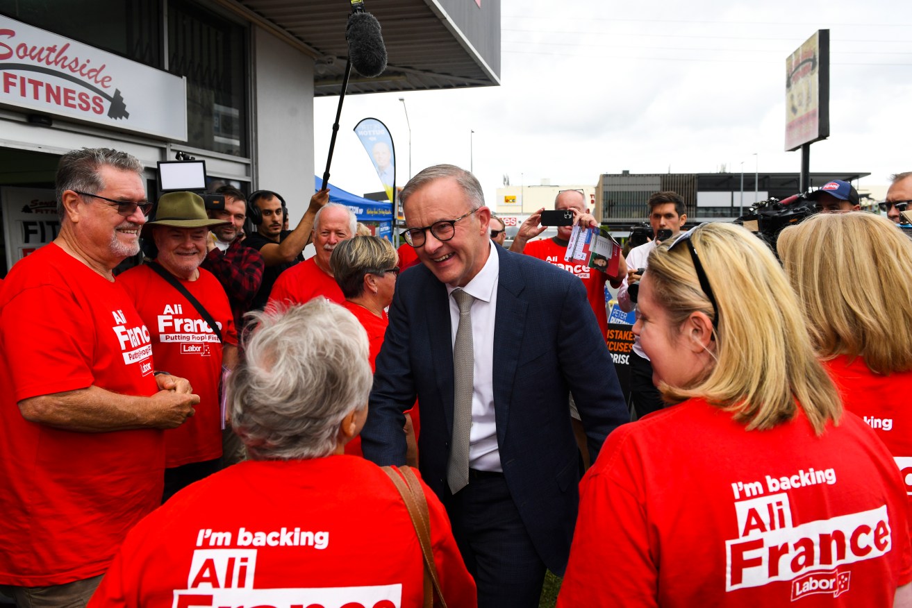 **RE-TRANSMISSION OF IMAGE ID: 20220519001660916697 TO CORRECT SPELLING NAME TO ALI FRANCE (NOT ALY FRANCE)**

Australian Opposition Leader Anthony Albanese thanks volunteers as he visits Labor candidate for the seat of Dickson Ali France at a pre-poll booth on Day 39 of the 2022 federal election campaign in Brisbane, Thursday, May 19, 2022. (AAP Image/Lukas Coch) NO ARCHIVING