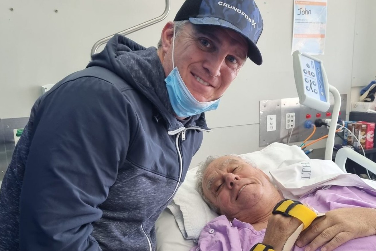 Former Wallaby Tim Horan visits his ex-Reds and Wallabies coach John "Knuckles" Connolly in his Brisbane hospital bed after a fall left him paralysed. (Pic: Twitter)