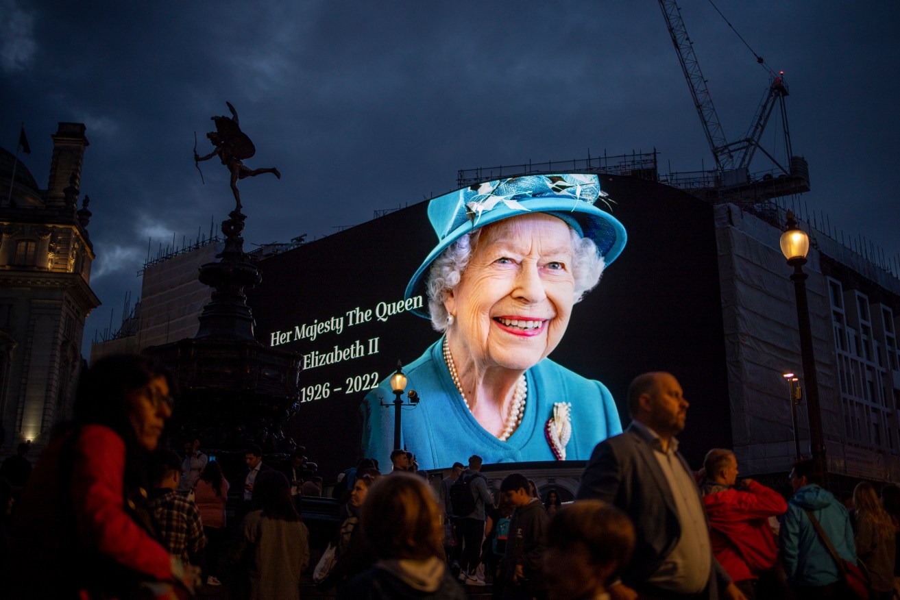 A screen commemorating Britain's Queen Elizabeth II in Piccadilly Circus (EPA/TOLGA AKMEN)