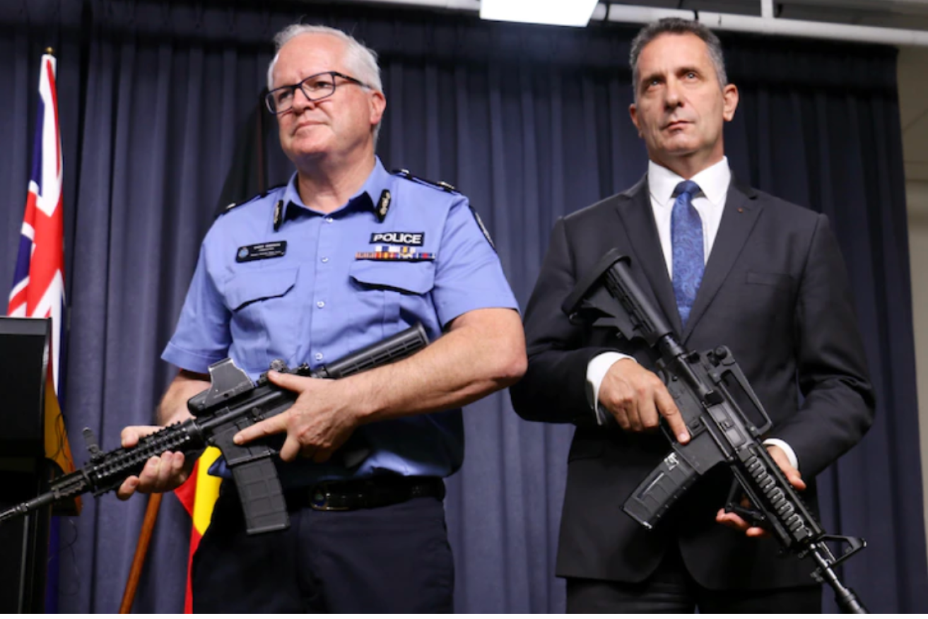 Queensland is the only state not to treat gel blasters as a weapon following a move by Western Australia to introduce new restrictions. WA Police Commissioner Chris Dawson holds the real gun and Police Minister Paul Papalia has the gel blaster.(ABC News: Eliza Laschon )(ABC image).