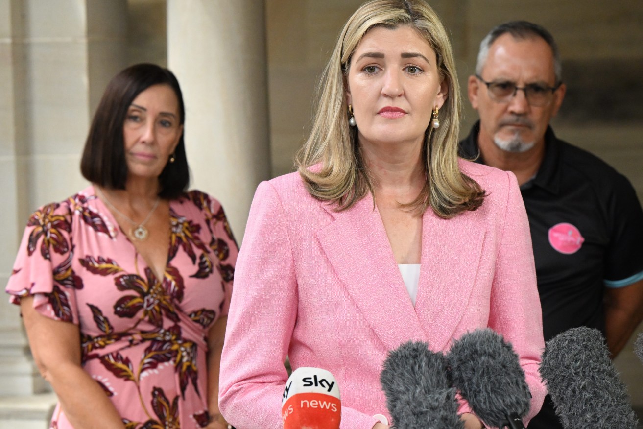 Queensland Health Minister Shannon Fentiman (centre) has announced an extension of the Health Department's probe into the Queensland DNA testing laboratory after an additional 7000 more affected were revealed. (AAP Image/Darren England) 