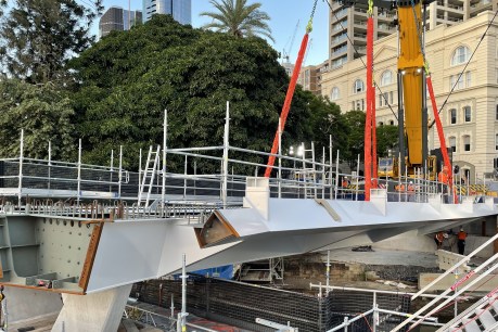 Pieces of eight: First span installed as $190m Kangaroo Point bridge takes shape