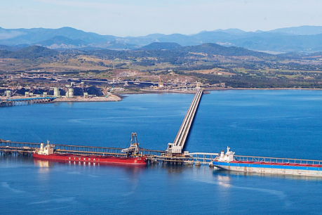 Billion dollar questions for bustling port as it scraps plans for liquid hydrogen