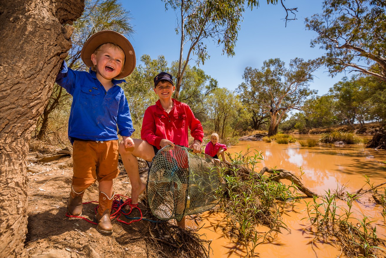 Quilpie locals yabby hunting (Picture Luke O'Neil)
