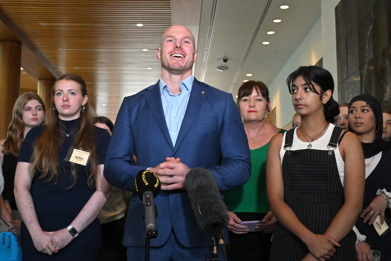 Independent senator David Pocock with 25 young people at a press conference, after the release of a new report on children’s right to a healthy environment, Parliament House in Canberra, Tuesday, November 14, 2023. (AAP Image/Mick Tsikas) 