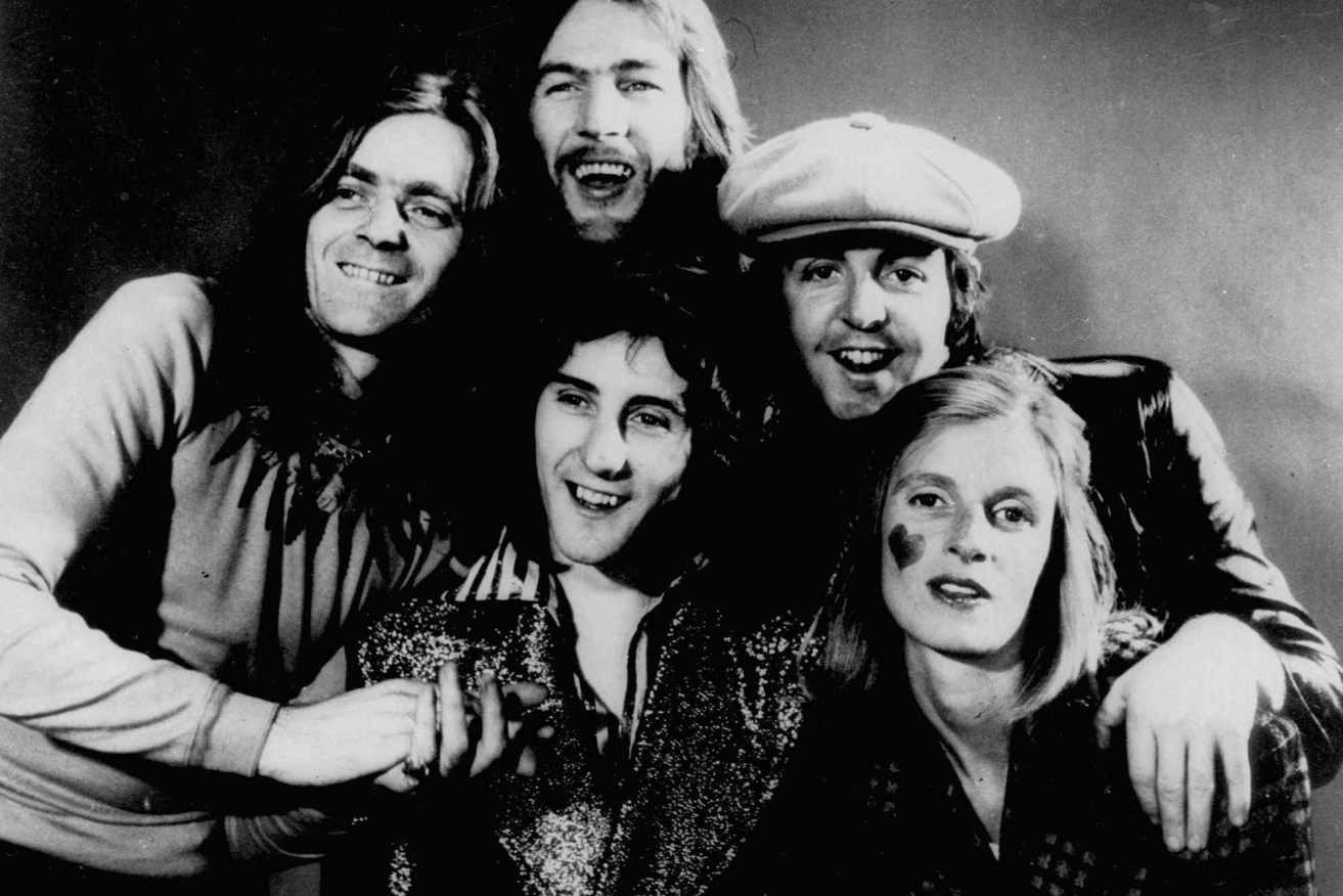 Members of the group "Wings," including Paul and Linda McCartney, right, pose in this Nov. 1972  photo.  From left are Jimmy McCulloch, Denny Laine, front, Denny Seiwell, back, and Paul and Linda McCartney. (AP Photo)