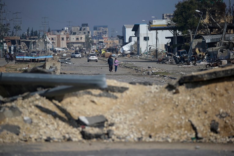 Hamas agrees to ceasefire deal, but Israeli air strikes continue amid confusion