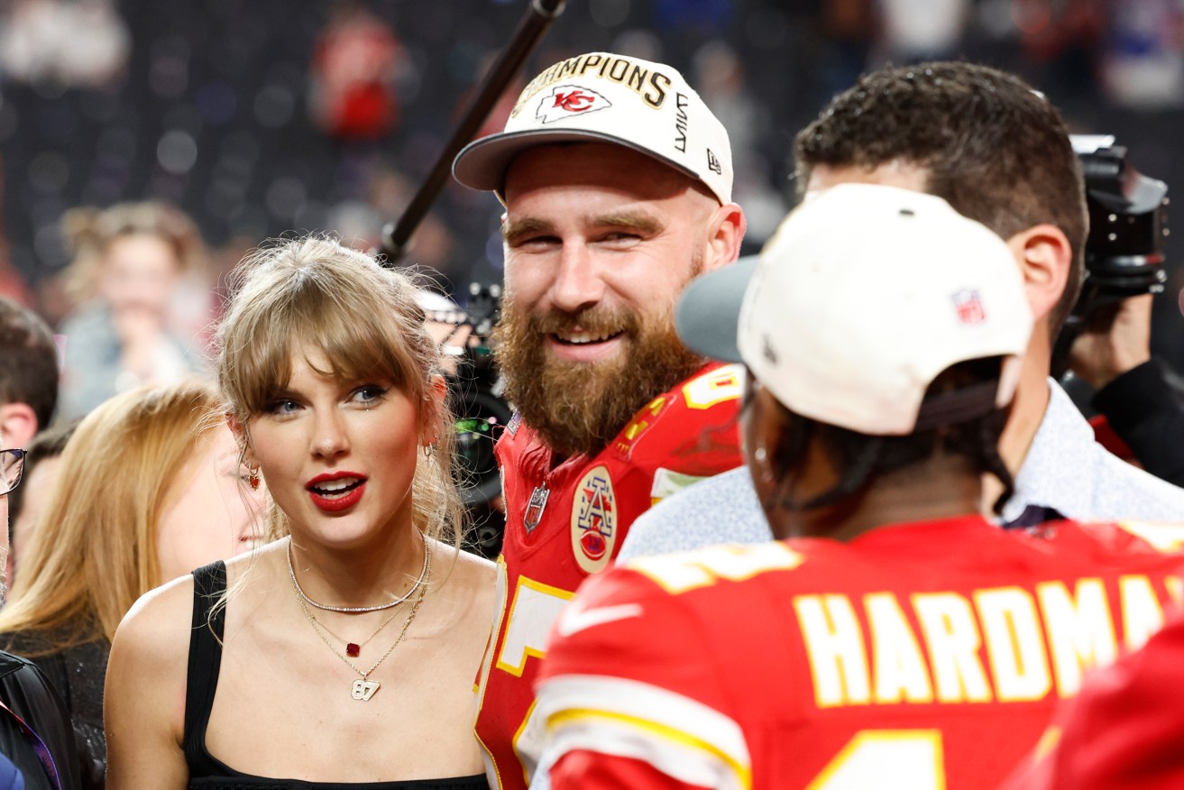epa11146641 Kansas City Chiefs tight end Travis Kelce (C) and US singer Taylor Swift (L) celebrate the Chiefs victory over the 49ers in the overtime of Super Bowl LVIII between the Kansas City Chiefs and the San Fransisco 49ers at Allegiant Stadium in Las Vegas, Nevada, USA, 11 February 2024. The Super Bowl is the annual championship game of the NFL between the AFC Champion and the NFC Champion and has been held every year since 1967.  EPA/JOHN G. MABANGLO