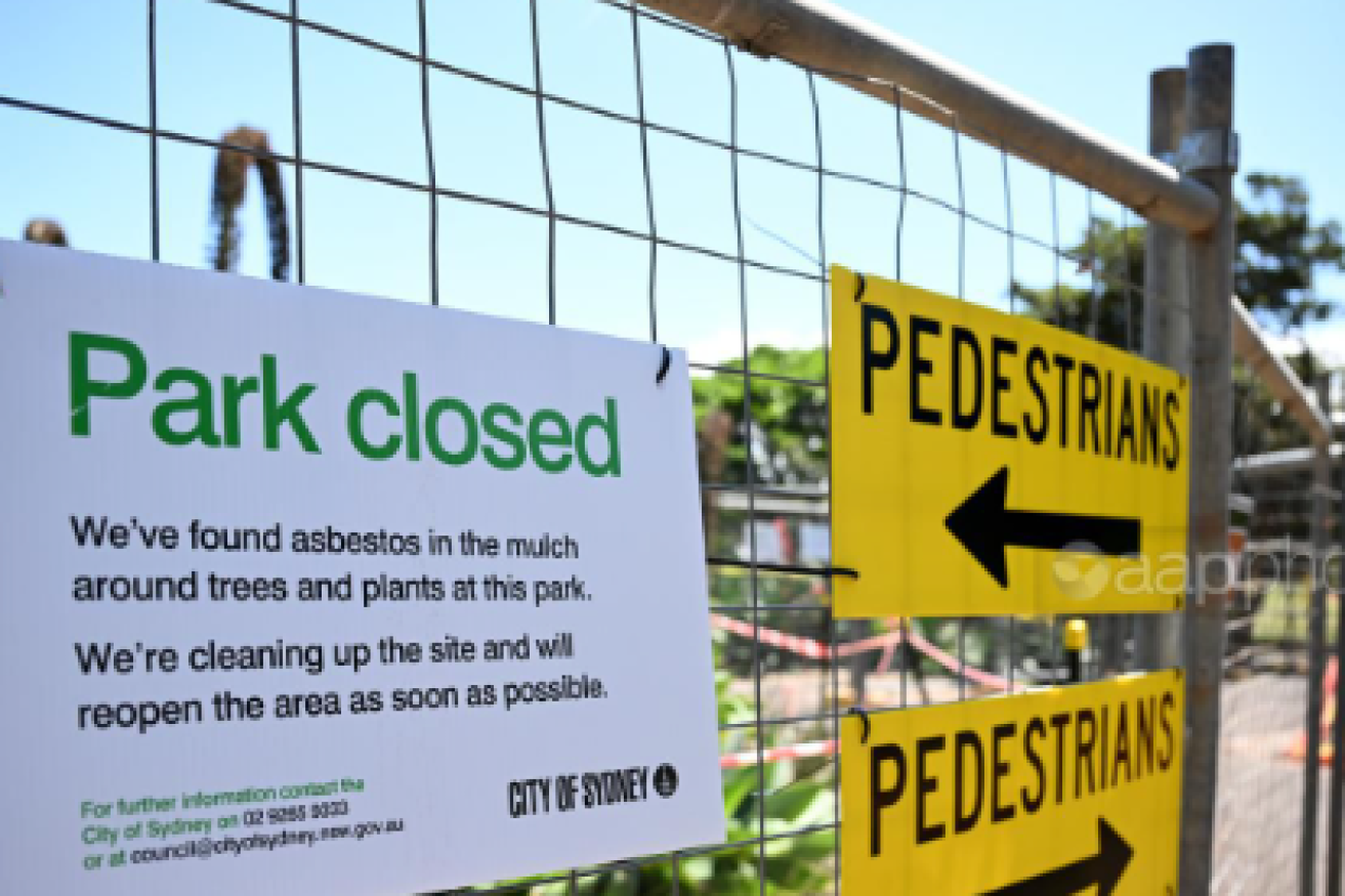 Authorities are seeking more than 20 people exposed to asbestos contaminated mulch found in Rockhampton. (Dan Himbrechts/AAP PHOTOS)