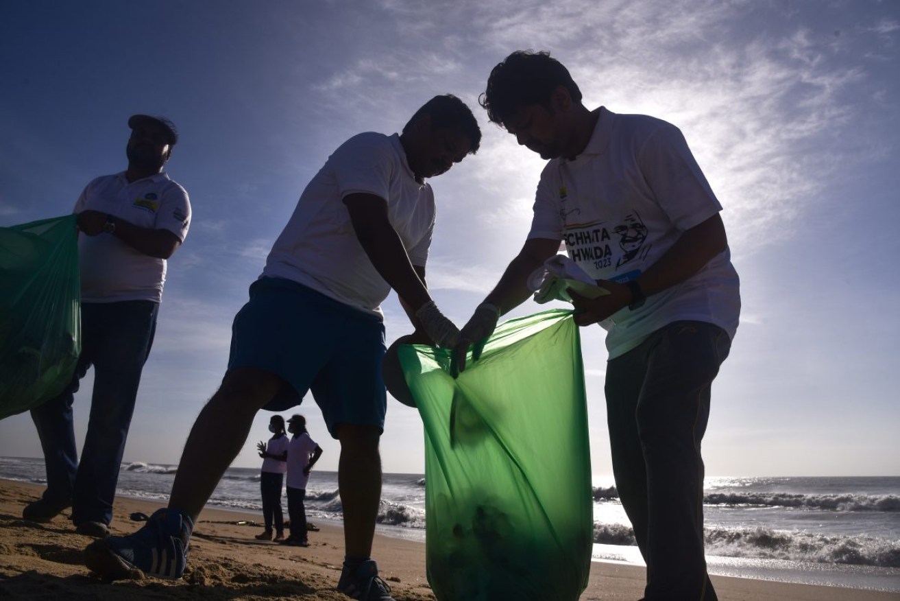 epa10747146 Volunteers pick up trash during a beach cleanup drive as part of the Government of India's 'Swachh Bharat and Swachhta Pakhwada 2023' program, at  Aarupadai Veedu Temple Beach, in Chennai, India, 15 July 2023. Indian Maritime Foundation (IMF), a non-profit NGO run by officers from Indian Navy along with the Tamil Nadu state police personnel organized a beach clean-up campaign in Chennai as part of the 'Swachh Bharat and Swachhta Pakhwada 2023' program of the Govt. of India to raise awareness about ocean health, the risk of plastics and micro-plastics pollution to marine life.  EPA/IDREES MOHAMMED